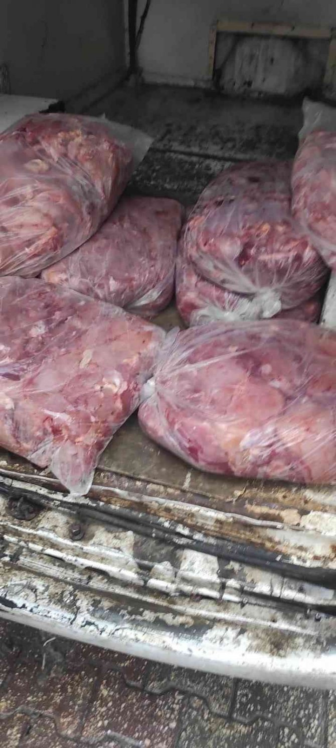 Ağızlarında Sigara, Üstleri Çıplak Tavuk Kestiler, Bir De Oynadılar