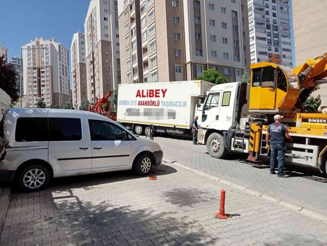 Freni Arızalanan Nakliye Kamyonunun Bina Boşluğuna Düşüş Anı Kamerada