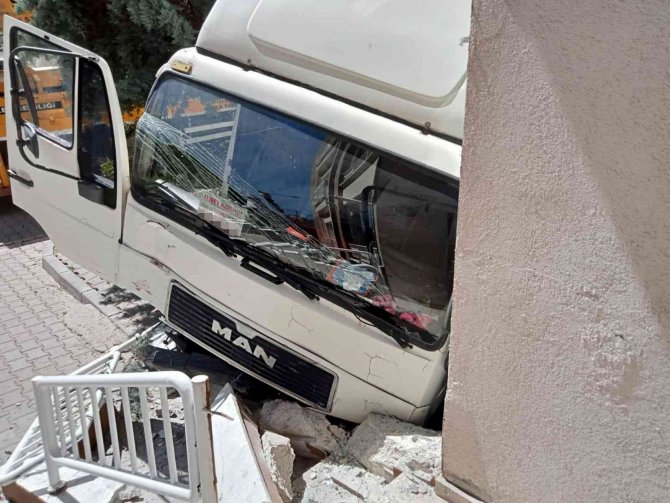 Freni Arızalanan Nakliye Kamyonunun Bina Boşluğuna Düşüş Anı Kamerada