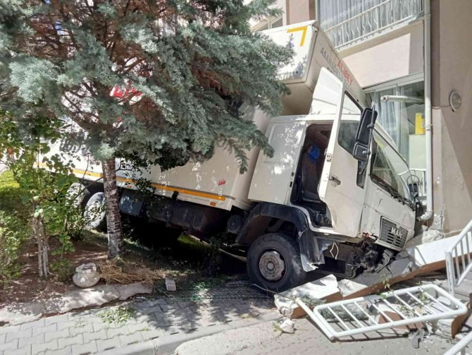 Freni Arızalanan Nakliye Kamyonunun Bina Boşluğuna Düşüş Anı Kamerada