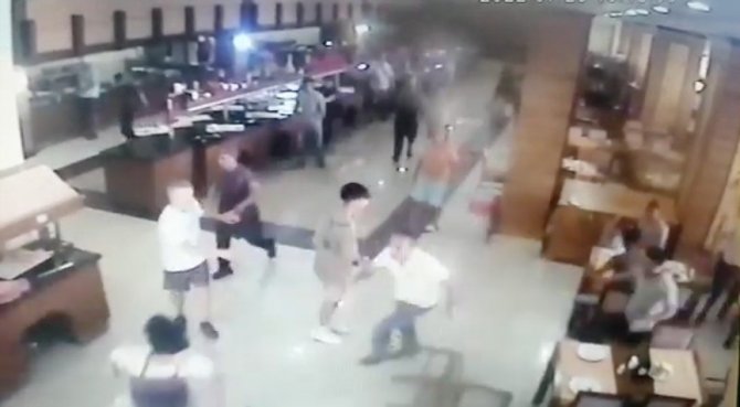 Otel Sahibinin Üzerine Yürüyüp Restoranı Savaş Alanına Çevirdiler