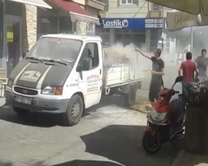 Saman Yüklü Kamyonet Seyir Halinde Alev Aldı