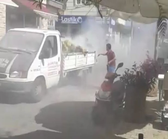 Saman Yüklü Kamyonet Seyir Halinde Alev Aldı