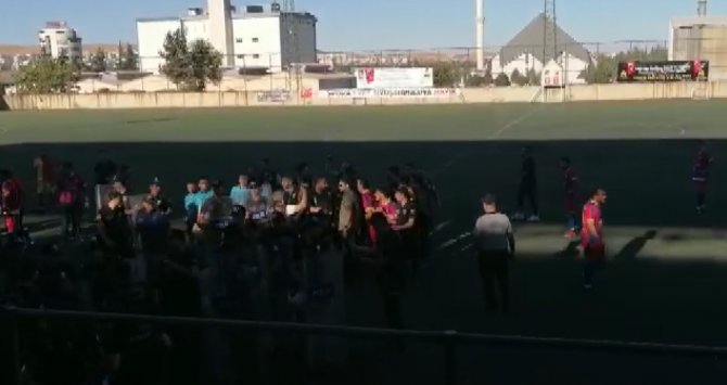 Kırmızı Karta Sinirlenen Futbolcular Hakeme Saldırdı
