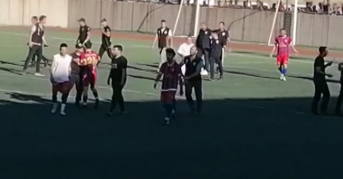Kırmızı Karta Sinirlenen Futbolcular Hakeme Saldırdı