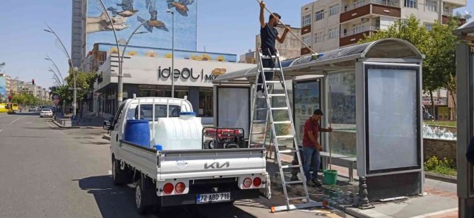 Batman’da Otobüs Durakları Dezenfekte Edildi