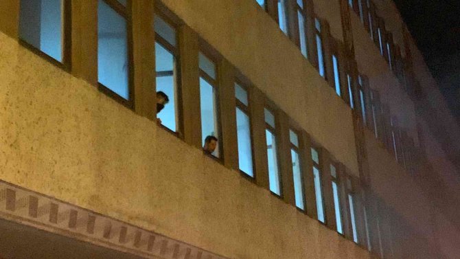 Bayrampaşa’da Yangın Çıkan İş Yerinde Mahsur Kalan 3 Kişiyi Ve Köpeği İtfaiye Kurtardı