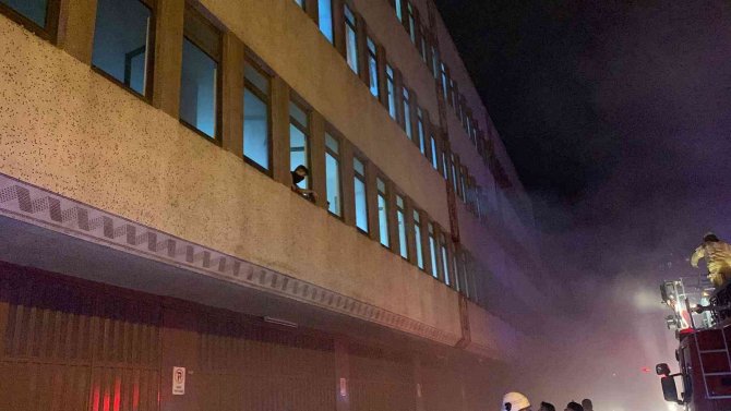 Bayrampaşa’da Yangın Çıkan İş Yerinde Mahsur Kalan 3 Kişiyi Ve Köpeği İtfaiye Kurtardı