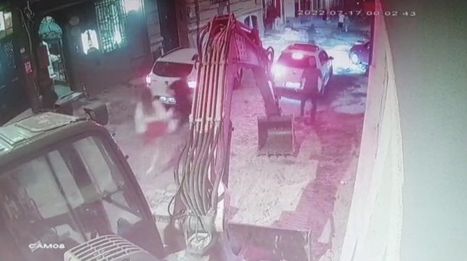 Kapkaççıyı Pet Şişeyle Durdurmaya Çalıştı: O Anlar Kamerada