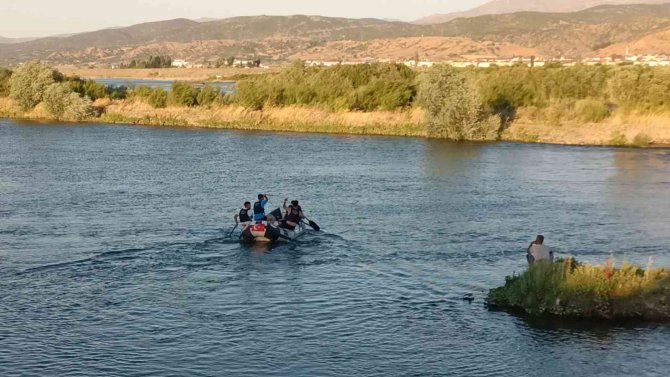 Murat Nehri’nde Kaybolan Vatandaşı Arama Çalışmaları Sürüyor