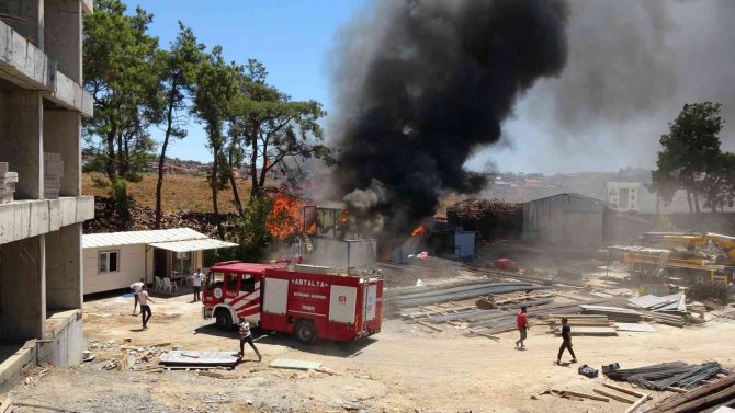 Antalya’da Şantiye Yatakhanesindeki Korkutan Yangın