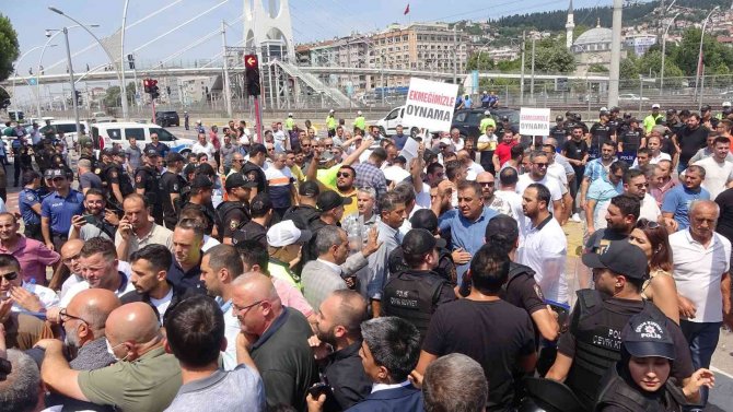 Servis Esnafından Büyük Tepki, Kocaeli Büyükşehir Belediyesi’ne Yürüdüler