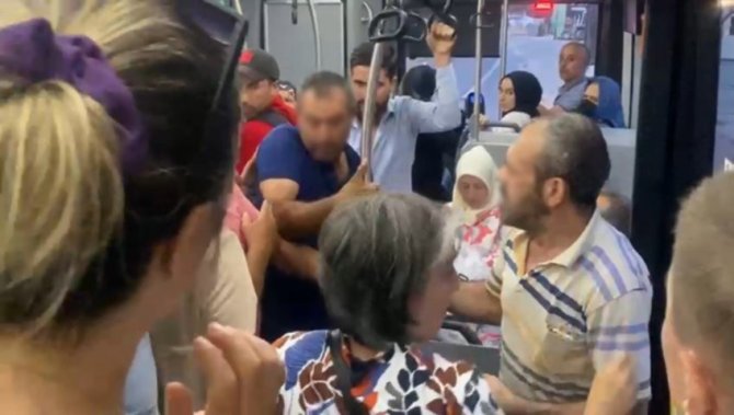 Kadınların Ayaklarını Çeken Kişiye Meydan Dayağı