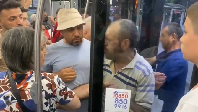 Kadınların Ayaklarını Çeken Kişiye Meydan Dayağı
