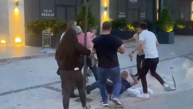 Kadınların Ayaklarını Çeken Kişiye Meydan Dayağı