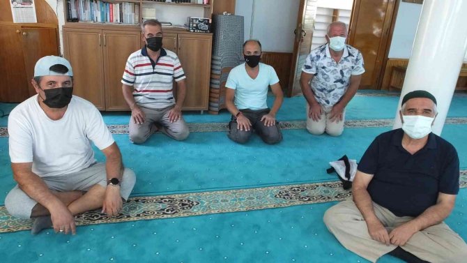 Burhaniye’de Camilerde Cemaat Maske Kullanımına Özen Gösteriyor