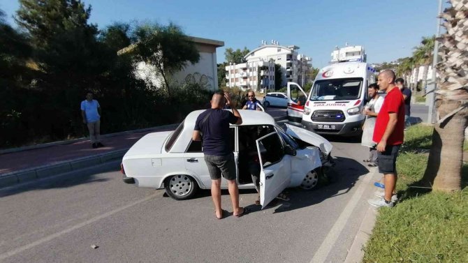 Çarpışmanın Etkisiyle Savrulan Otomobil Palmiye Ağacına Çarptı: 1 Yaralı