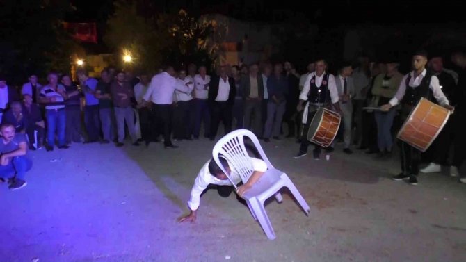 Sandalya İle Güreş Tutan Davulcu İlgi Odağı Oldu