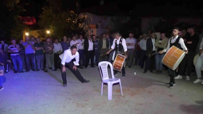 Sandalya İle Güreş Tutan Davulcu İlgi Odağı Oldu