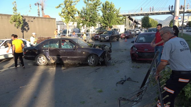 Karşı Şeride Geçen Otomobil 2 Araçla Kafa Kafaya Çarpıştı; 3 Yaralı