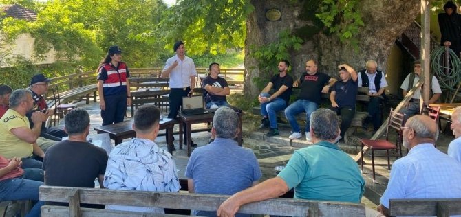 Jandarma Ekipleri Kahvehanedeki Erkeklere Eğitim Verdi