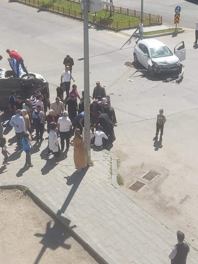 Sivil Araç İle Çarpışıp Yan Yatan Polis Aracına İlk Müdahale Vatandaşlardan Geldi