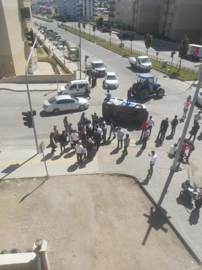 Sivil Araç İle Çarpışıp Yan Yatan Polis Aracına İlk Müdahale Vatandaşlardan Geldi