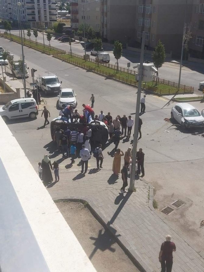 Sivil Araç İle Çarpışıp Yan Yatan Polis Aracına İlk Müdahale Vatandaşlardan Geldi