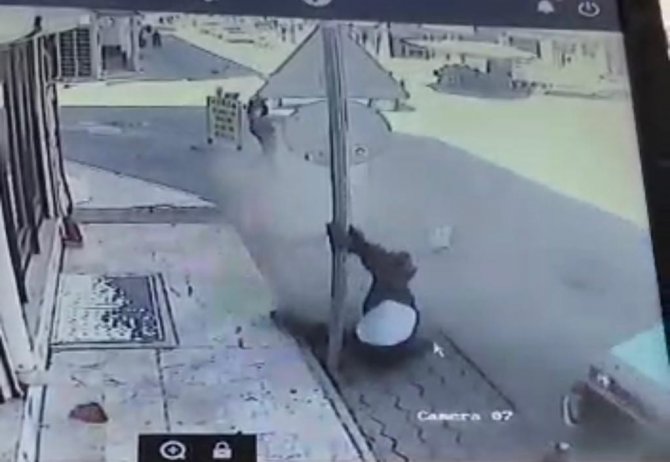 Savrulan Otomobil Yolda Yürüyen Adama İşte Böyle Çarptı