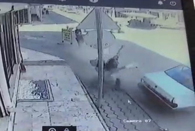 Savrulan Otomobil Yolda Yürüyen Adama İşte Böyle Çarptı