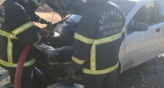Otomobili Kül Olmaktan İtfaiye Kurtardı