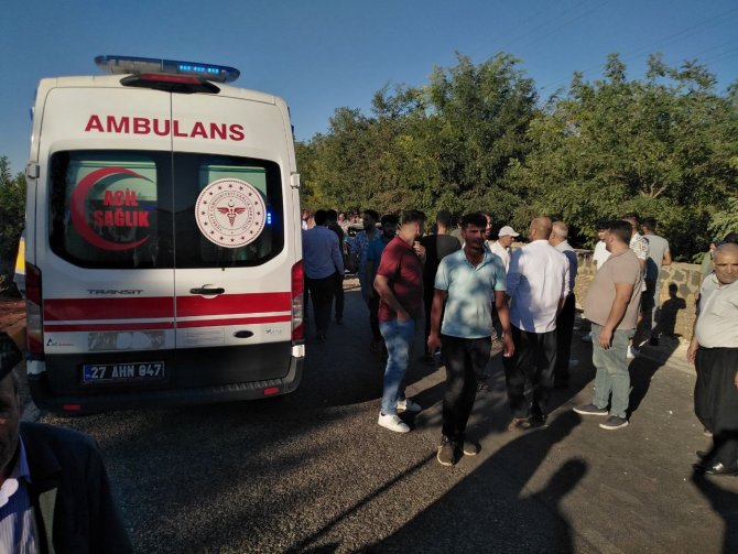 Gaziantep’te Ağaca Çarpan Otomobil Takla Attı: 1’i Çocuk 3 Yaralı