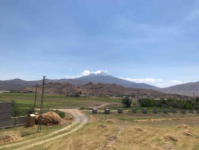 Sıcak Havalar Dağı’ndaki Karları Eritti