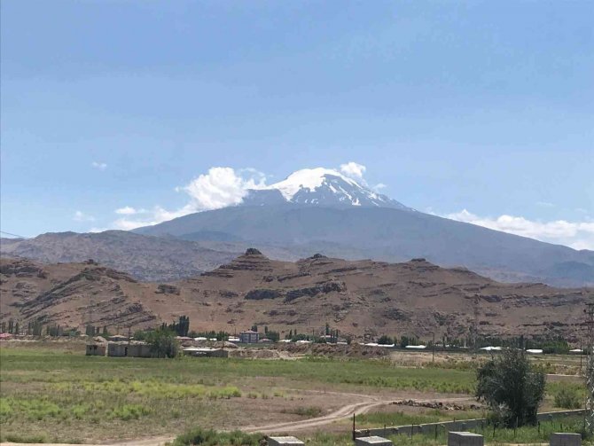 Sıcak Havalar Dağı’ndaki Karları Eritti