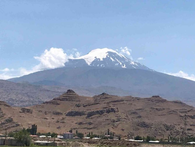 Sıcak Havalar Dağı’ndaki Karları Eritti