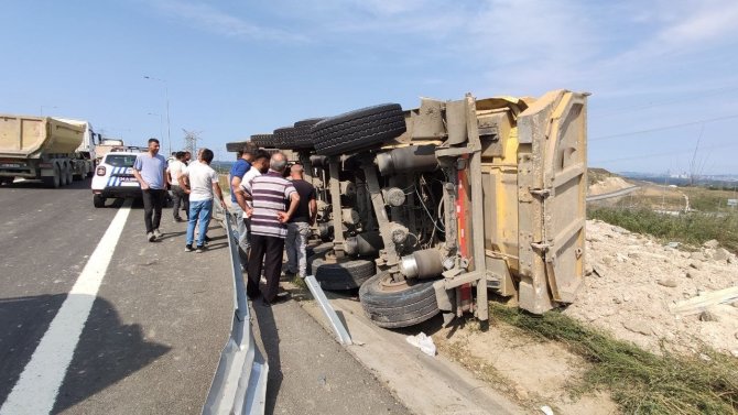 Sultangazi’de Hafriyat Yüklü Tır Devrildi: 1 Yaralı