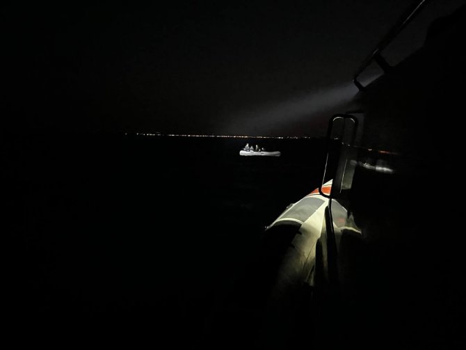 İ̇zmir Açıklarında 56 Düzensiz Göçmen Kurtarıldı, 30 Göçmen Yakalandı