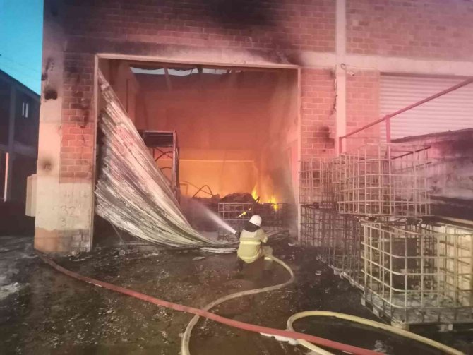 İ̇zmir’de Kimya İmalathanesinde Yangın: 1 Ölü, 1 Yaralı
