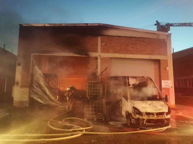 İ̇zmir’de Kimya İmalathanesinde Yangın: 1 Ölü, 1 Yaralı