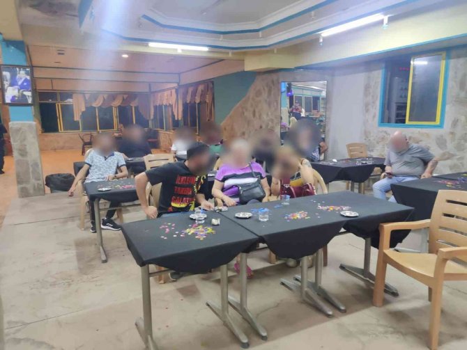 İ̇zmir’de Kahvehaneye Kumar Baskınında Ceza Yağdı