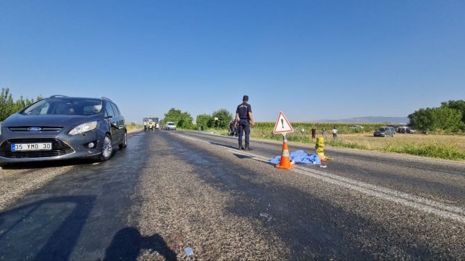 İ̇zmir’de Araç Yayalara Çarptı: 1’i Çocuk 2 Ölü