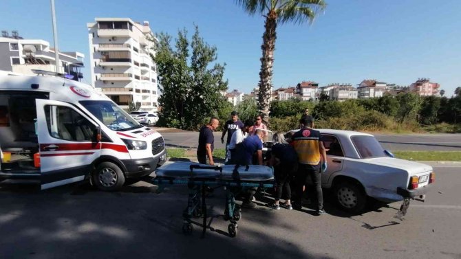 Çarpışmanın Etkisiyle Savrulan Otomobil Palmiye Ağacına Çarptı: 1 Yaralı