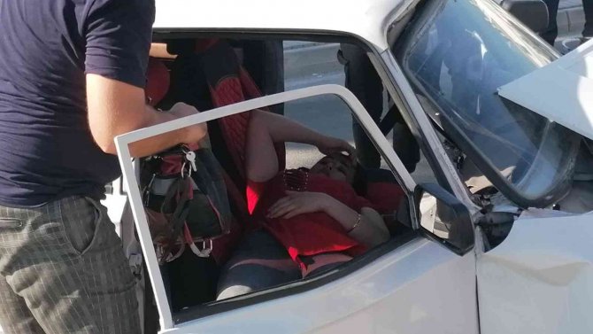 Çarpışmanın Etkisiyle Savrulan Otomobil Palmiye Ağacına Çarptı: 1 Yaralı