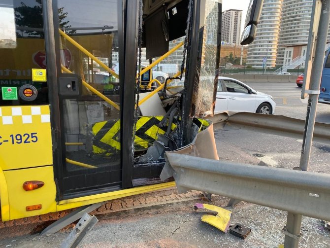Üsküdar’da Servis Aracının Sıkıştırdığı İ̇ett Otobüsü Bariyerlere Ok Gibi Saplandı