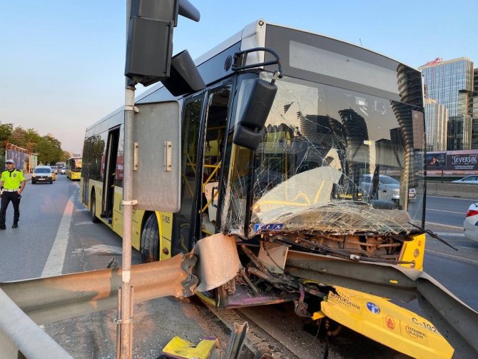 Üsküdar’da Servis Aracının Sıkıştırdığı İ̇ett Otobüsü Bariyerlere Ok Gibi Saplandı