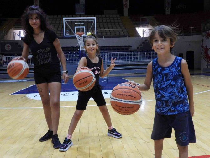 Sporcu Kardeşler Günlerini Kurslarda Geçiriyor