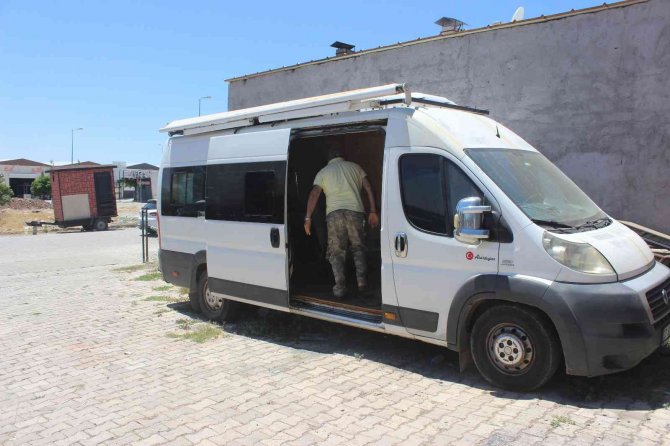Hırsızların Minibüsten Mini Buzdolabı Çalmaları Kameraya Yansıdı