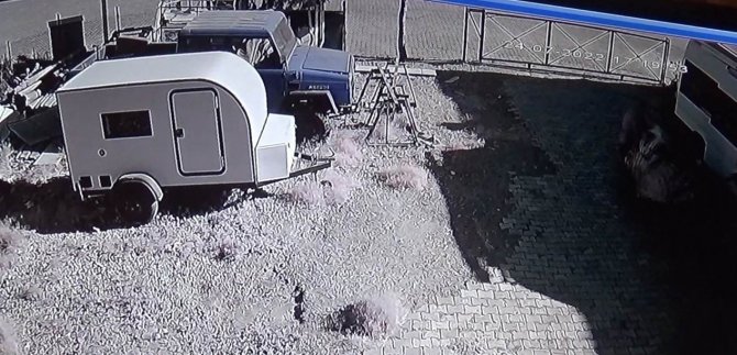 Hırsızların Minibüsten Mini Buzdolabı Çalmaları Kameraya Yansıdı