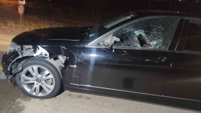 Motosikletiyle Sollama Yapmaya Çalışırken İki Otomobile Çarptı: Sürücü Ağır Yaralandı