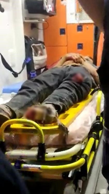 Motosikletiyle Sollama Yapmaya Çalışırken İki Otomobile Çarptı: Sürücü Ağır Yaralandı